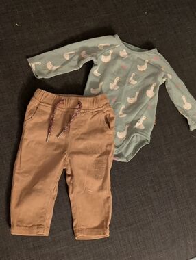 Baby Two-Piece Outfit - Sage Goose Print Bodysuit & Tan Jogger Pants
